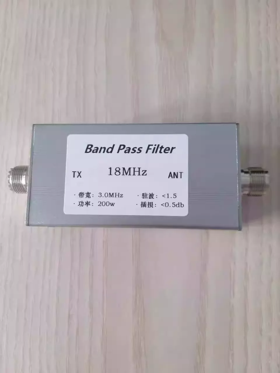 Filtr pasmowy o wysokiej izolacji, działający w zakresie częstotliwości krótkofalowych: 7 MHz, 14 MHz, 18 MHz, 21 MHz, 24 MHz, 27,5 MHz, 28 MHz. Zwiększa czułość i redukuje zakłócenia. — zdjęcie produktu 4