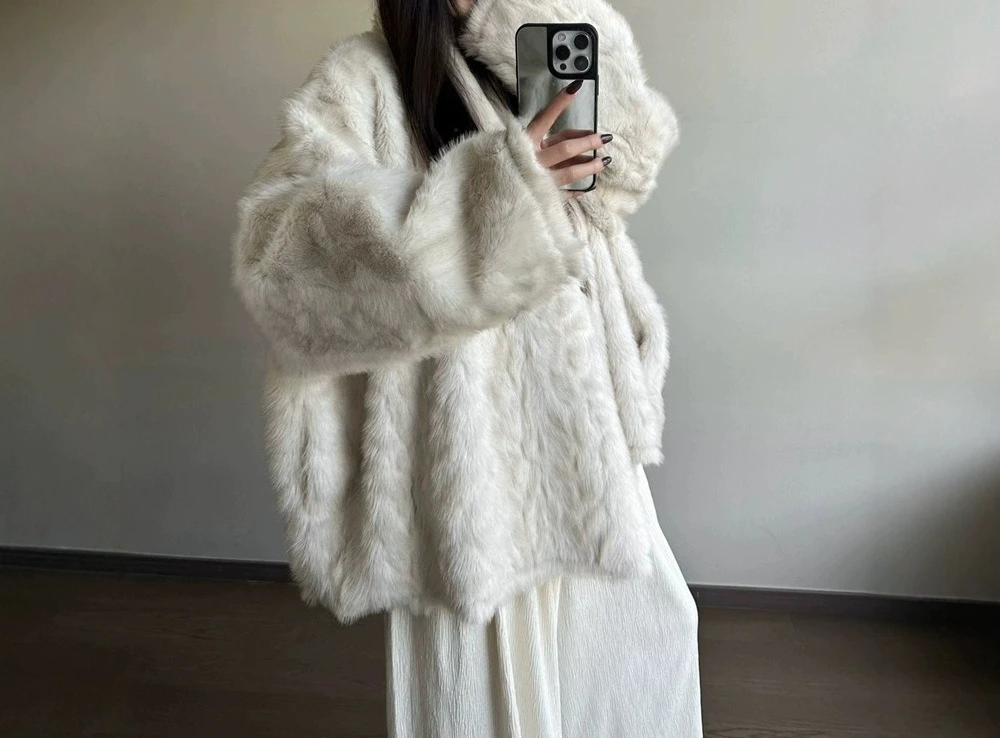 

Thick and Warm Bat Sleeve Shawl Style Coat Women's Smooth Fur Coat