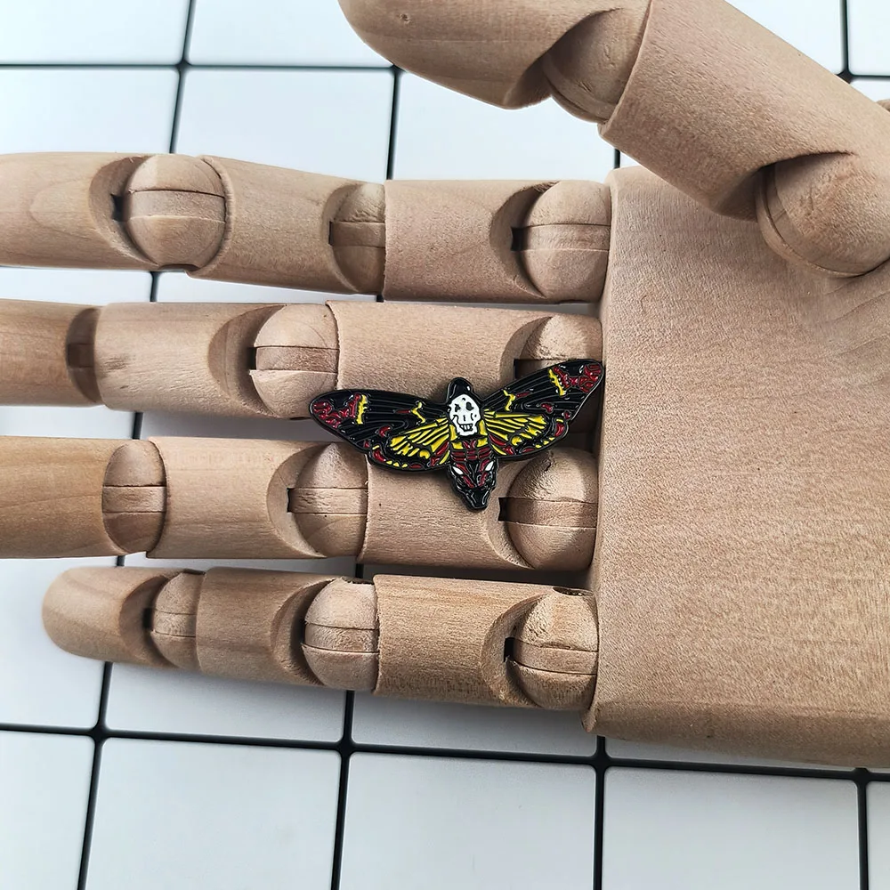 الظلام غامض Acherontia Styx بروش الفيلم الإبداعي الطرفية المينا دبوس مجوهرات الأزياء الملابس العصرية يقترن شارة هدية