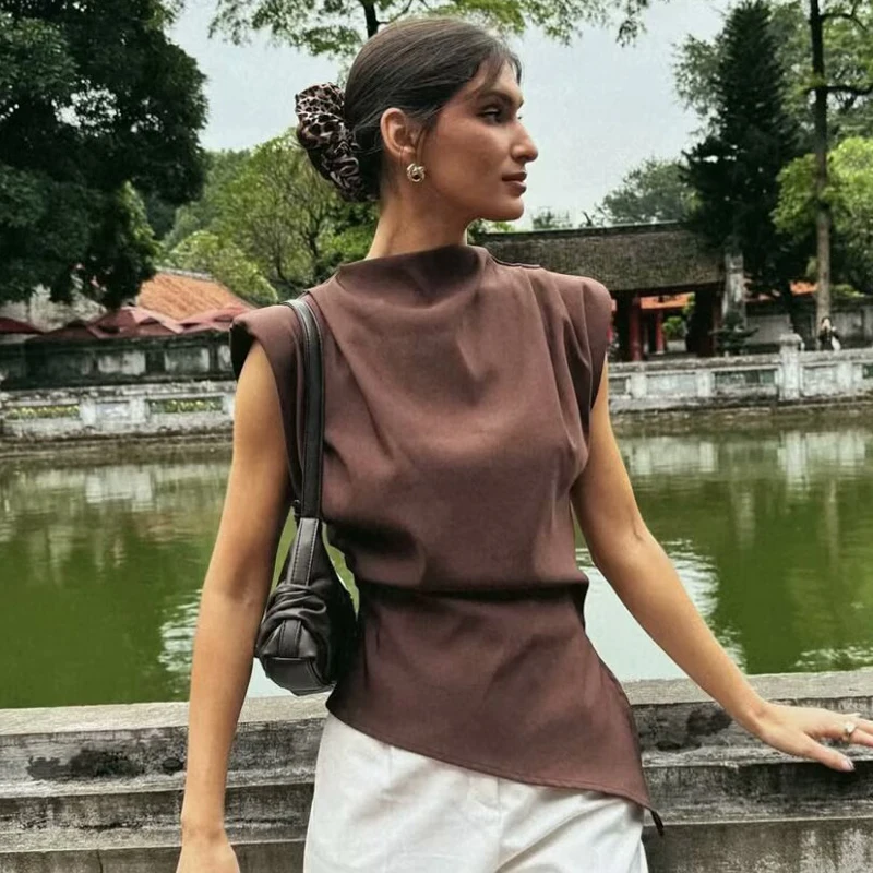 HXAO المرأة تي شيرت مطوي بلايز غير متناظرة صيف 2025 أسود أحمر بني المرأة عادية تكدرت شق سليم بلا أكمام تي شيرت