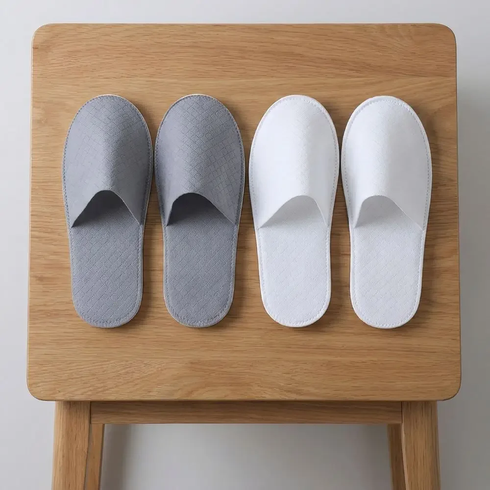 Unisex White Disposable Slippers Non-Slip Closed Toe Slippers Suitable for Family Guests Bathroom Slippers