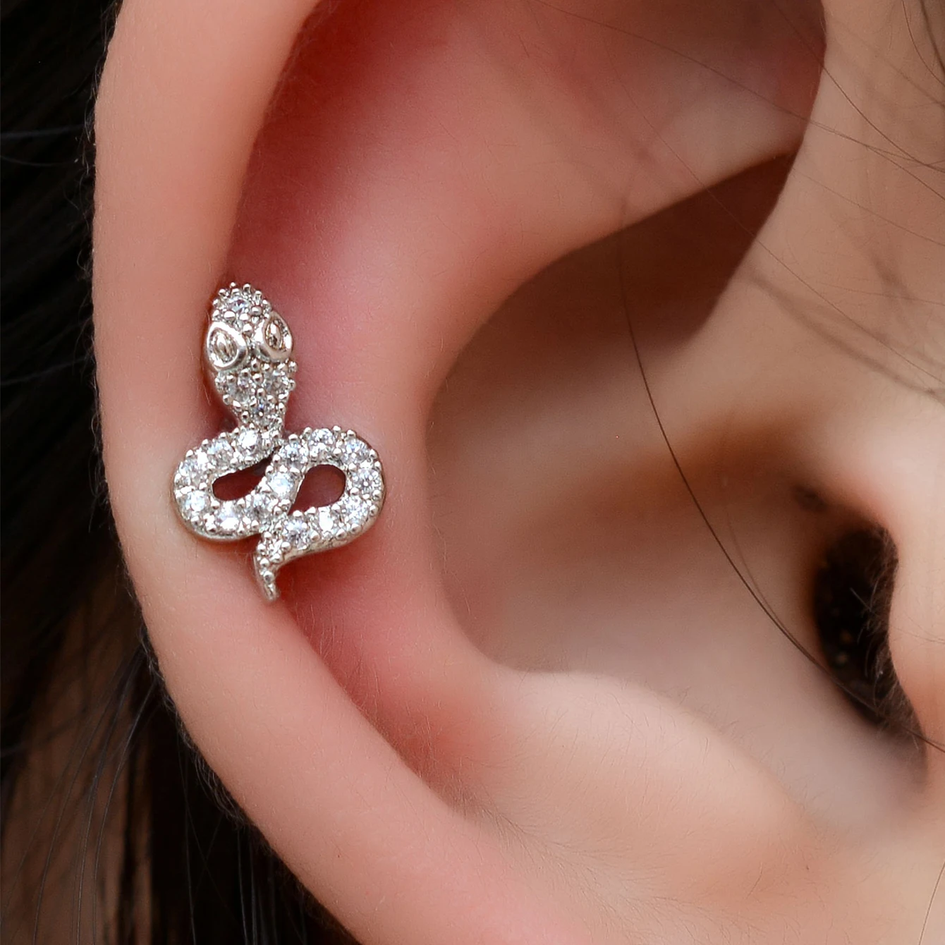 1 Stück Edelstahl-Knorpelstecker-Ohrringe, hypoallergen, zierlicher flacher Helix-Tragus-Piercing-Schmuck für Damen – Detail 22
