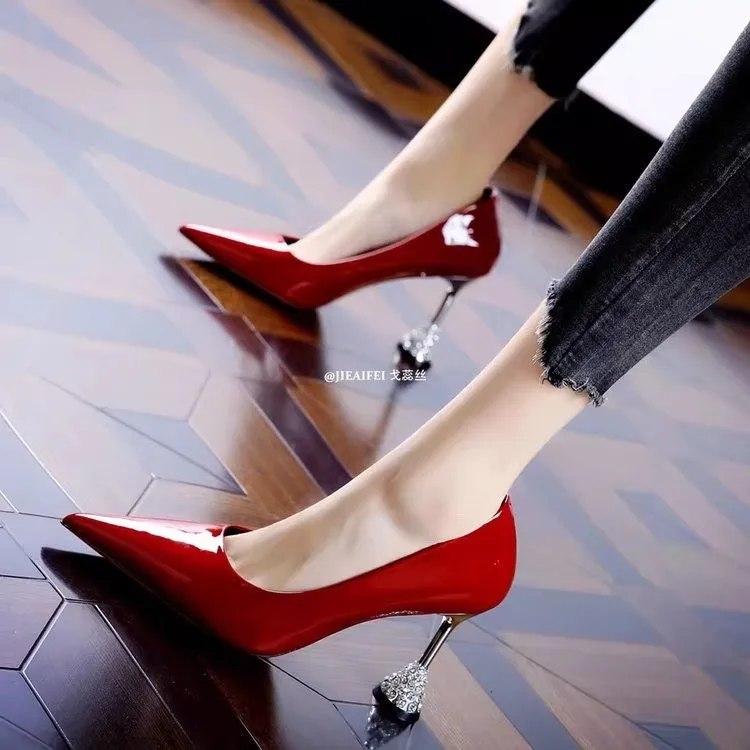 

Новые элегантные туфли-лодочки 2026 года из лакированной кожи со стразами, винно-красные, на высоком каблуке, для женщин, для свадебных и банкетных нарядов