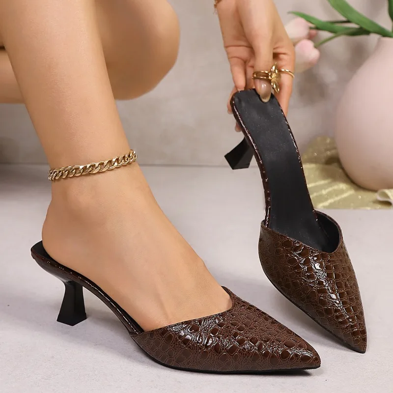 Novo retro feminino dedo do pé fechado chinelos apontou meados de salto tendência cor sólida stiletto feminino mules deslizamento-em slides chinelos femininos