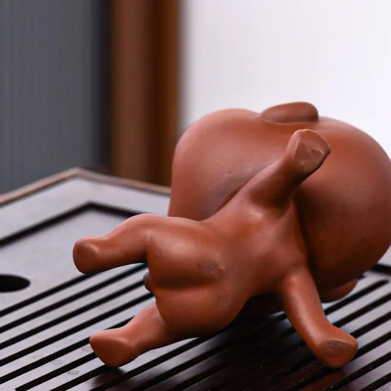 

1 шт. Забавная мочевая фигурка для чая для мальчика, креативная фиолетовая глина, моча для мальчика, чайный домашний орнамент для домашнего использования, чайный поднос, чайная чашка, аксессуары