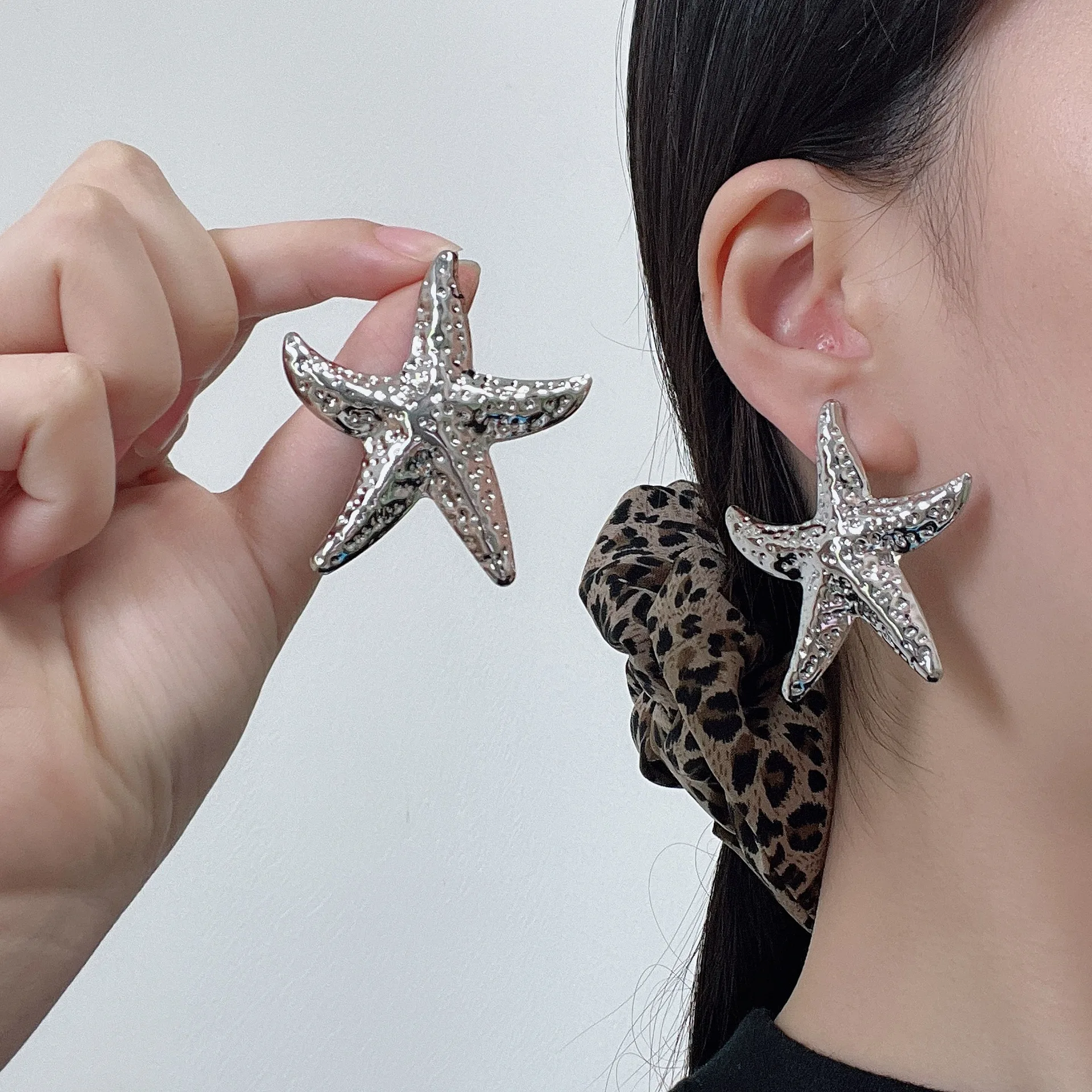 Exaggerated Personality Metal Wrinkled Big Starfish Stud Earrings for Women Summer Ocean Vacation Style Simple Fashion Jewelry