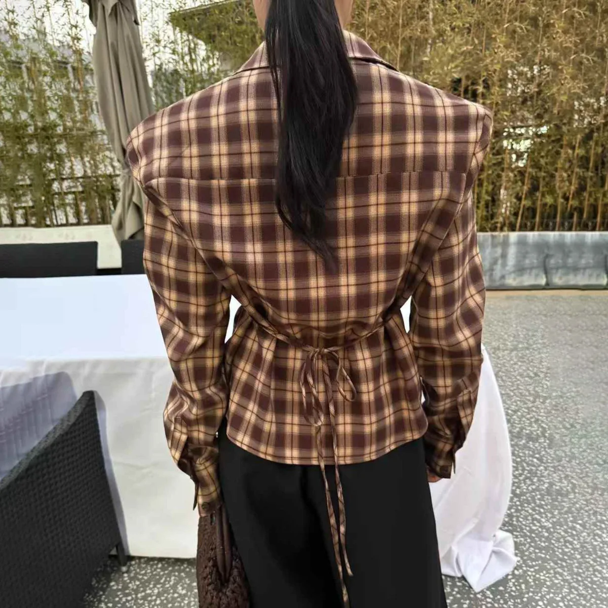 

BJTZ Винтажная горчичная клетчатая рубашка сзади на шнурке на талии спереди с закрученной талией и драпировкой, свободная элегантная минималистичная повседневная блузка премиум-класса