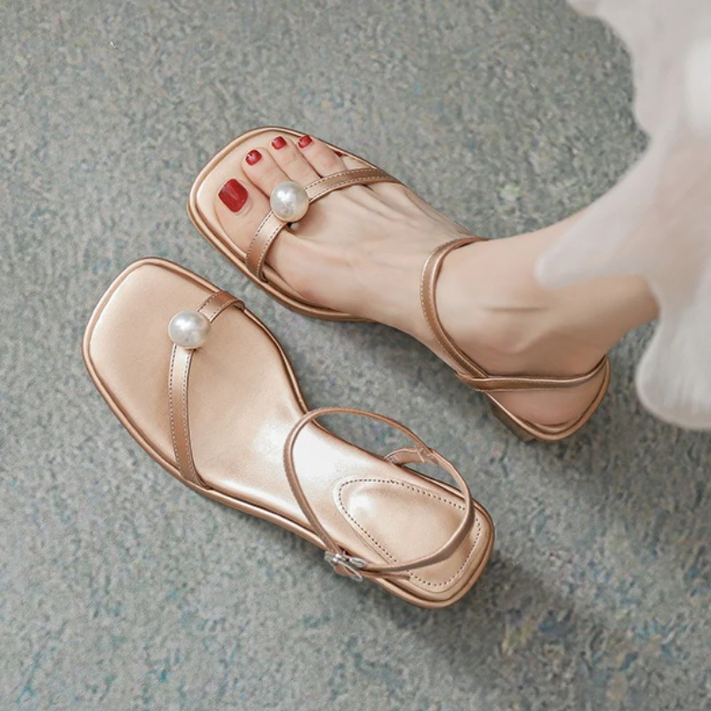 

Модные атласные сандалии с носком, женские летние 2022, пикантные туфли-лодочки с открытым носком и жемчужным дизайном, роскошные брендовые дизайнерские туфли