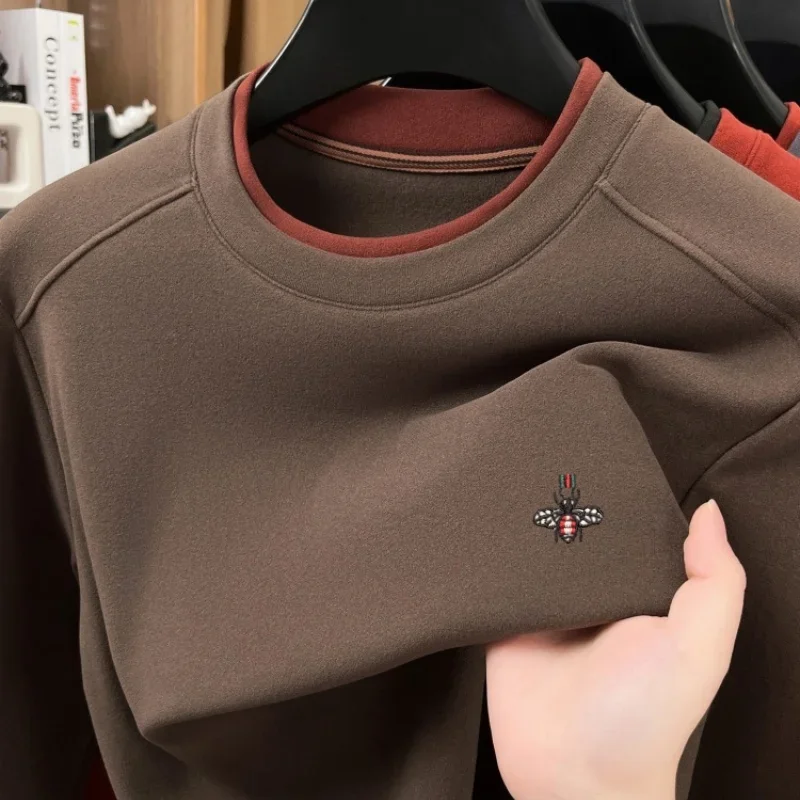 High end brand velvet long sleeve T-shirt men's autumn new fashion Korean bee embroidery comfortable warm round neck pullover