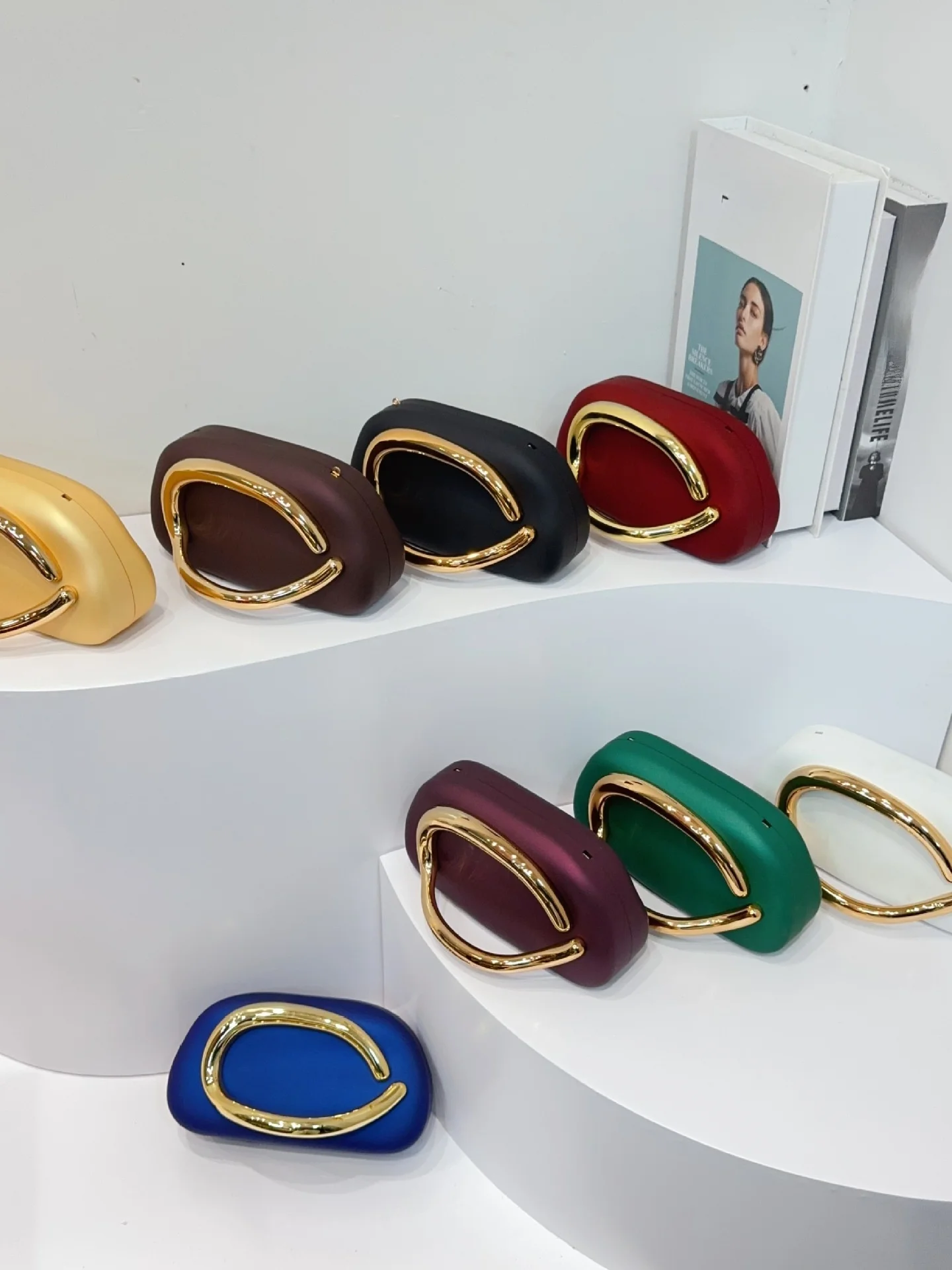 

Classic round Box Clutch Bag Acrylic Dinner Bag Retro Metal Handle Single oulder Slant Cross Youth Leisure Magnetic Bule ...