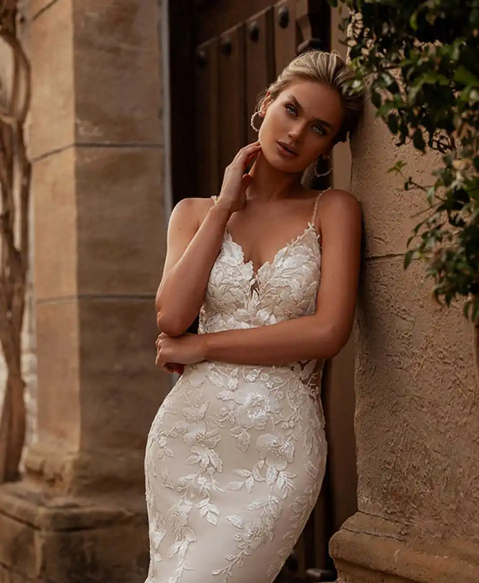 أنيقة اغراق العنق حورية البحر فساتين الزفاف مع السباغيتي حزام حساسة وشاح يزين زي العرائس سويب تراين عارية الذراعين