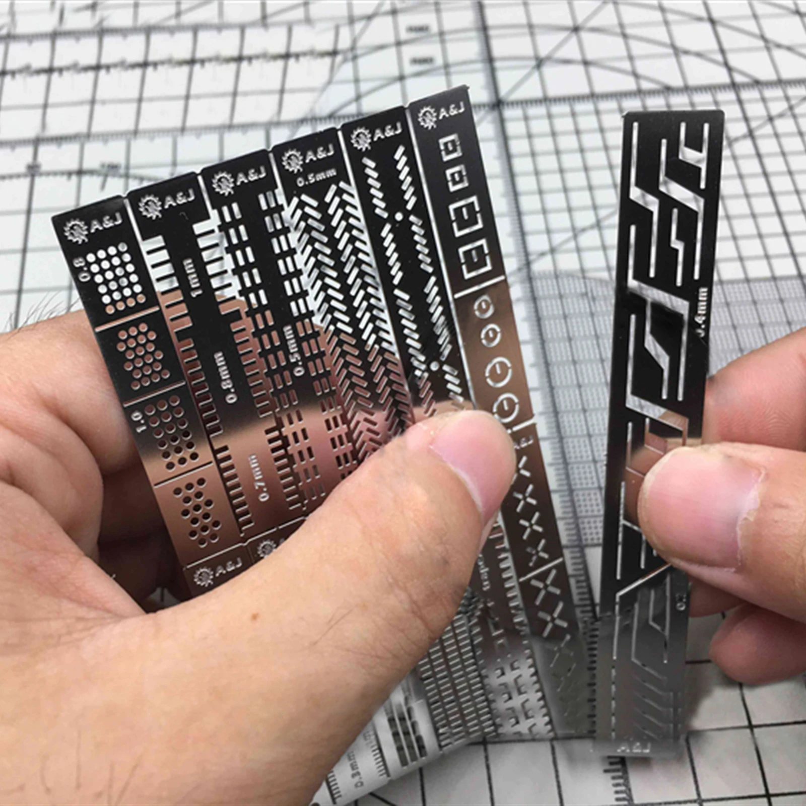 Modelli di stencil per pittura con fotoincisione in acciaio di alta qualità con 13 tipi di dettagli per Nu Gundam MG 1/100 1/144 Strumenti artigianali dettagliati