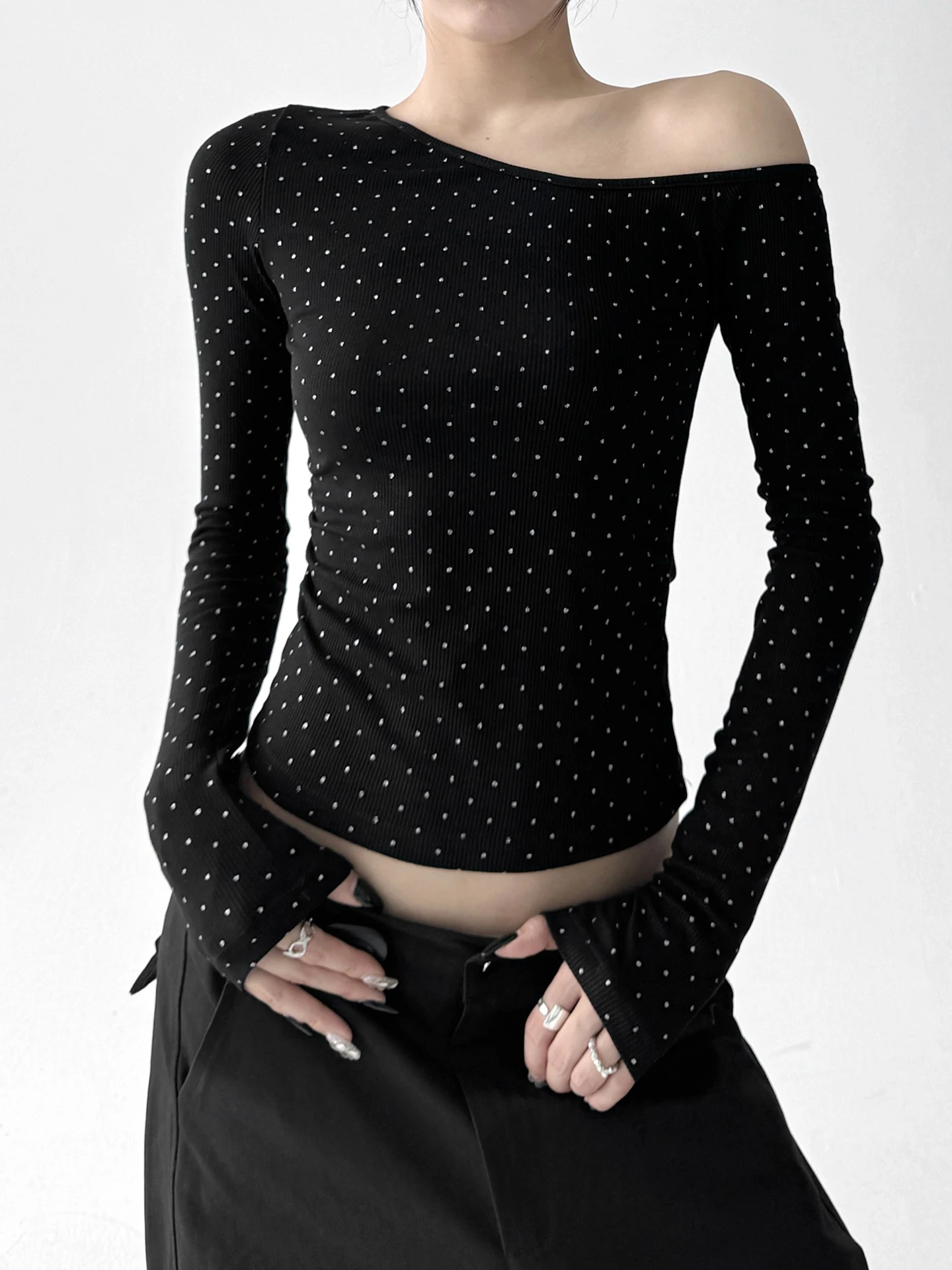 เสื้อยืดแขนยาวทรงไม่สมมาตรแบบเซ็กซี่สำหรับผู้หญิง โชว์ไหล่ ผ้าใยสังเคราะห์ สไตล์ลำลอง รุ่นใหม่ล่าสุดสำหรับฤดูใบไม้ร่วง สไตล์สตรีท