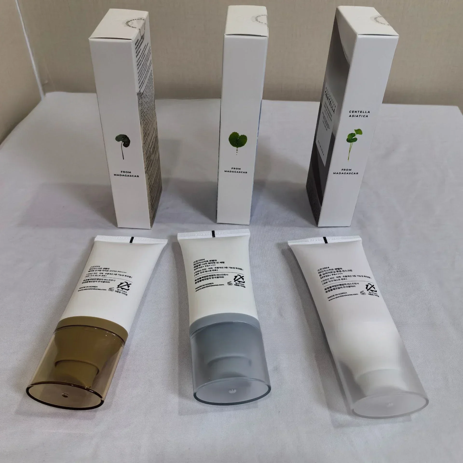 Skin1004 Ácido Hialurónico AIR-FIT SUNCREAM Protector Solar LUZ Protector Solar Facial Protector Solar Corporal SPFSO+ PA++++ 50ml