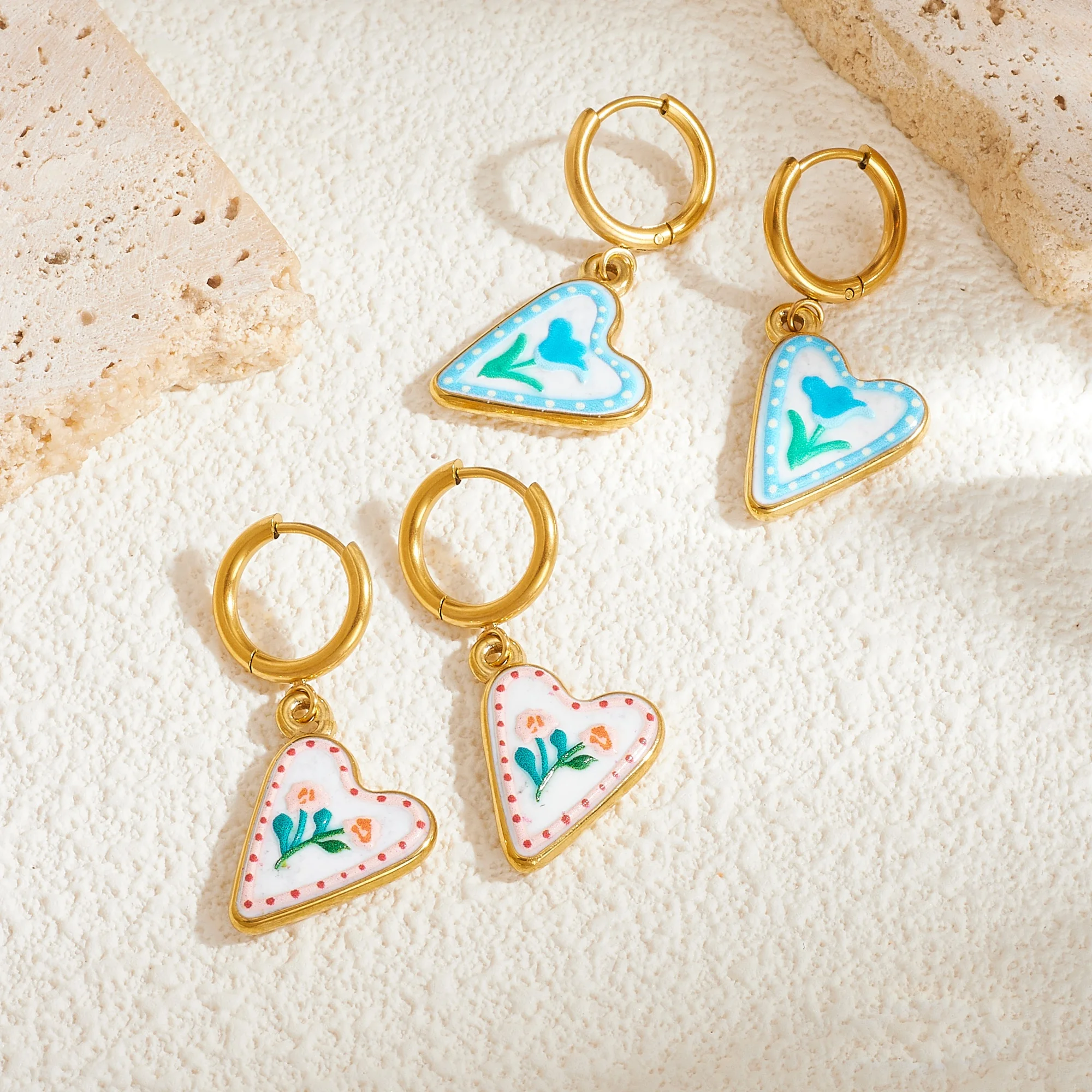 DIEYURO Vintage-Ohrringe aus Edelstahl mit gepunktetem Emaille-Herzanhänger und bunten Blumen, wasserdicht, süßer Schmuck für Damen