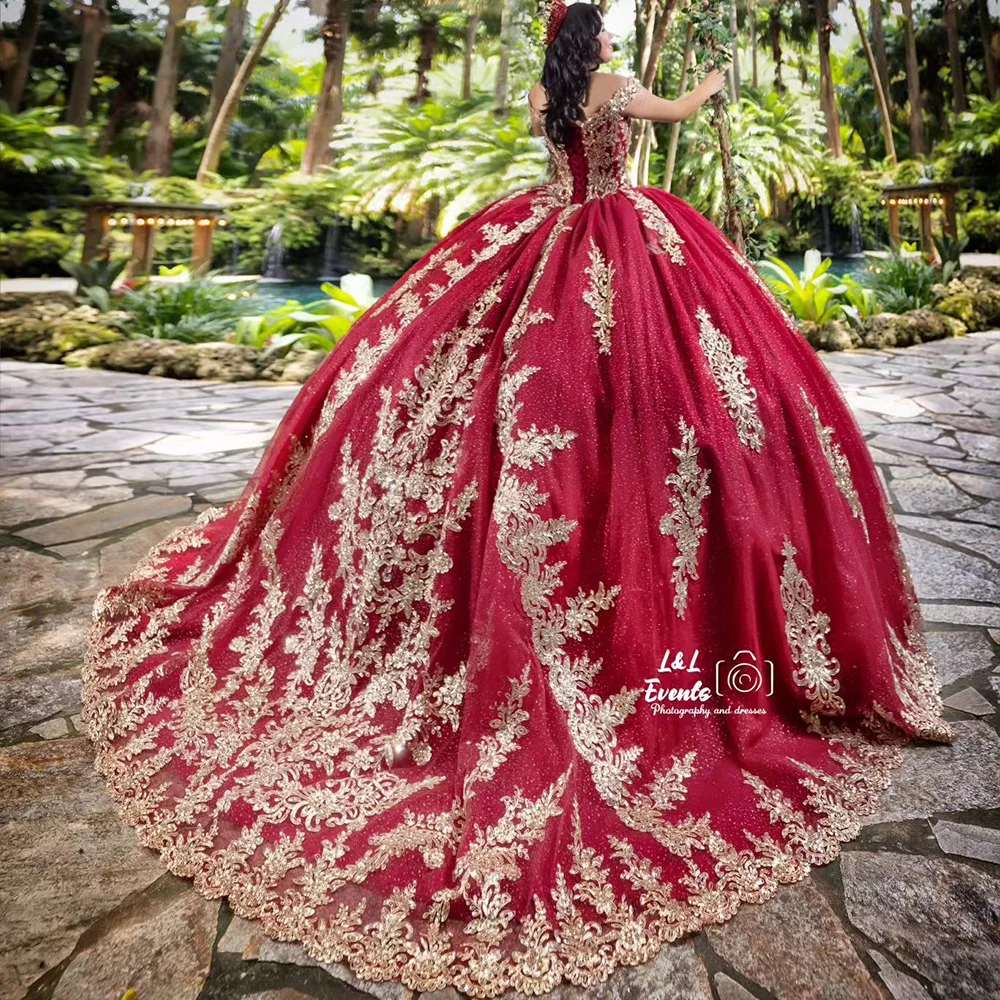 Vestido De baile rojo con hombros descubiertos, traje De quinceañera con apliques dorados, corsé De encaje, 15 Años