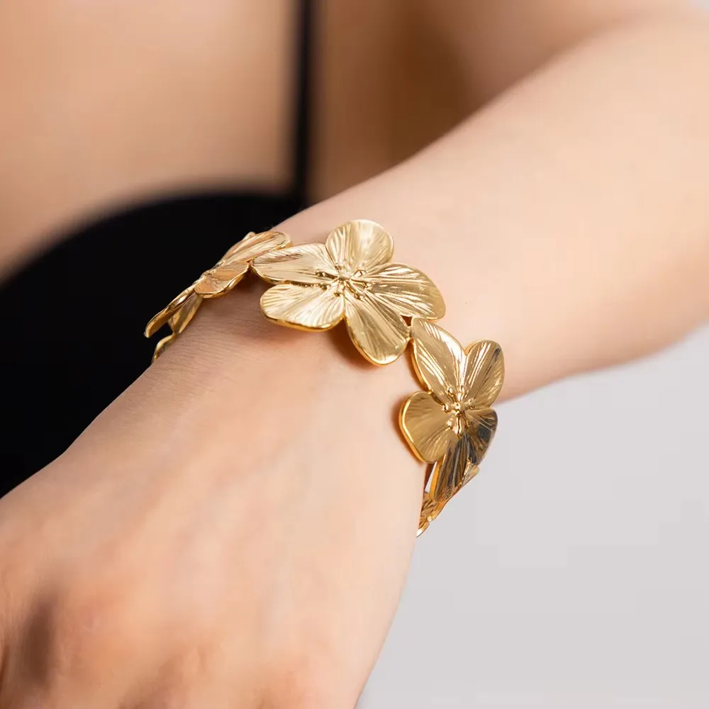 Classical Elegant Flower Decorative Bracelets Suitable For Women To Wear Fashionable Jewelry For Summer Travel