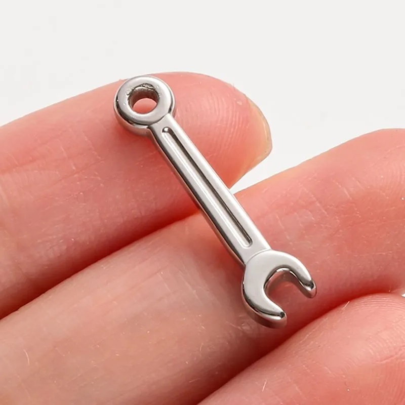 5 Stück anlaufbeständige Anhänger in Form von Werkzeugen (Axt, Schraubenschlüssel, Schwert) und Alltagsgegenständen für DIY-Schmuckherstellung, Schlüsselanhänger und Ohrringverbinder – Detail 15