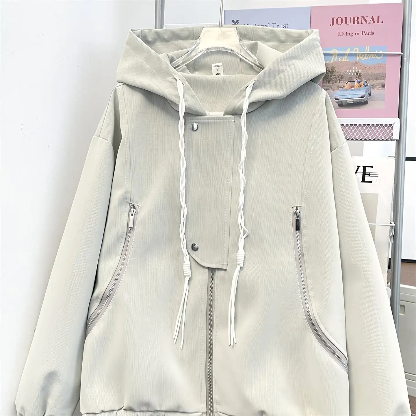 

Модная куртка с капюшоном для мужчин и женщин. Новинка осени и зимы 2024, очень красивая, свободная и крутая, повседневная, матовая, из искусственной кожи.