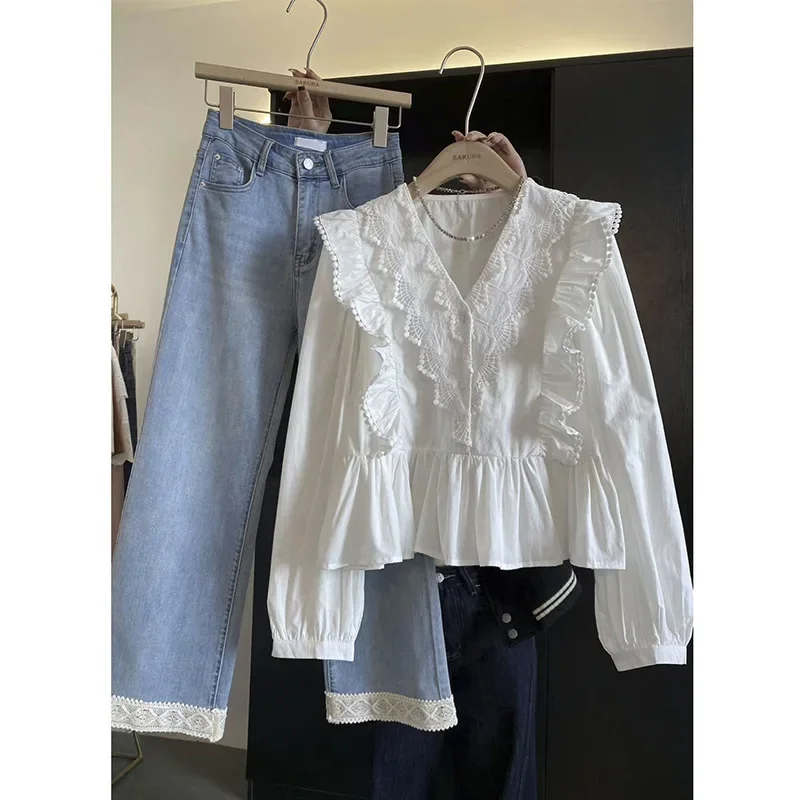 

Французская белая блузка с V-образным вырезом, кружевными вставками и рюшами, женская, для ранней весны, дизайнерская, элегантная, воздушная, с эффектом струящегося полотна.