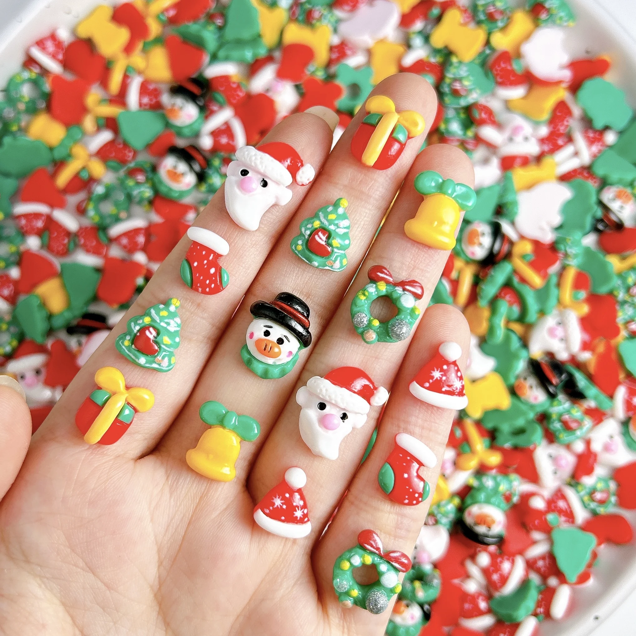 20PCS Kreative Cartoon Santa Claus Glocke Harz Nagel Charms Gemalt Simulierte Socke Kranz Weihnachten Serie Nail art Dekoration DIY
