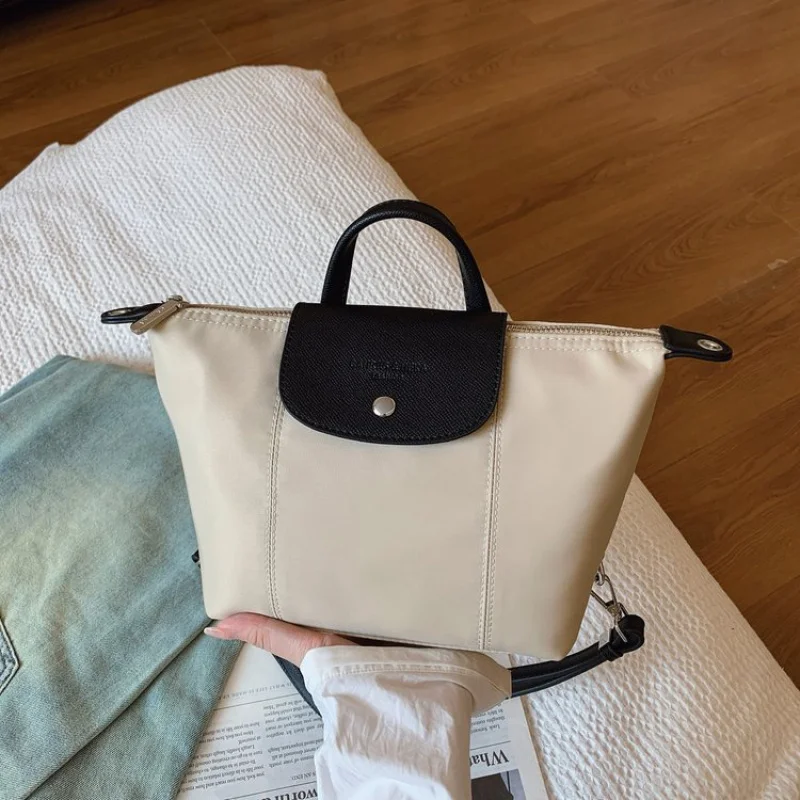 

Классическая женская сумка через плечо из натуральной кожи с регулируемым ремешком и передним карманом для надежной повседневной одежды