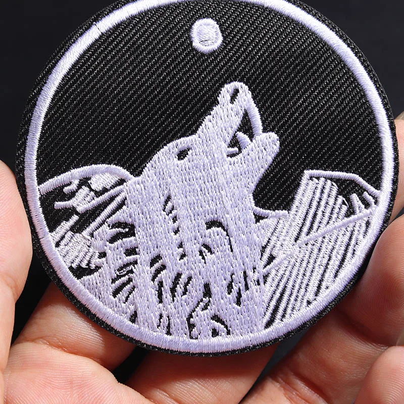 Round night wolf call size: 7.2 * 7.2CM embroidery Patches Cartoon Coat pants Hat DIY Decoration Ironing On Patches Accessories