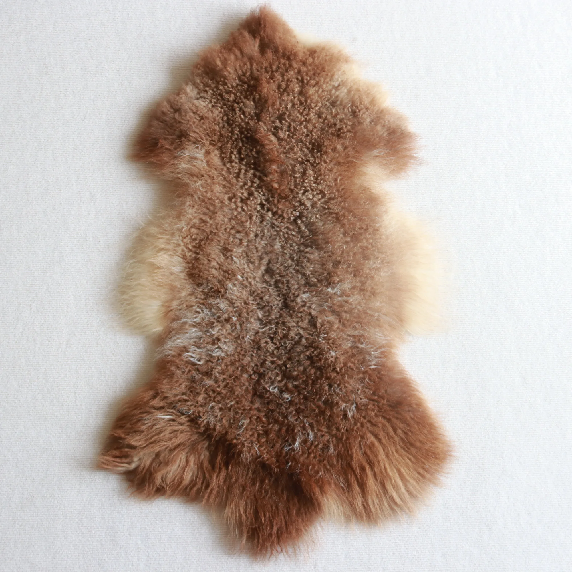 

Natural Brown White Spot Long Curly Soft Fluffy Whole Skin Luxury Decor Mongolian Tibetan Sheepskin Hide Rug for Home Bed Floor