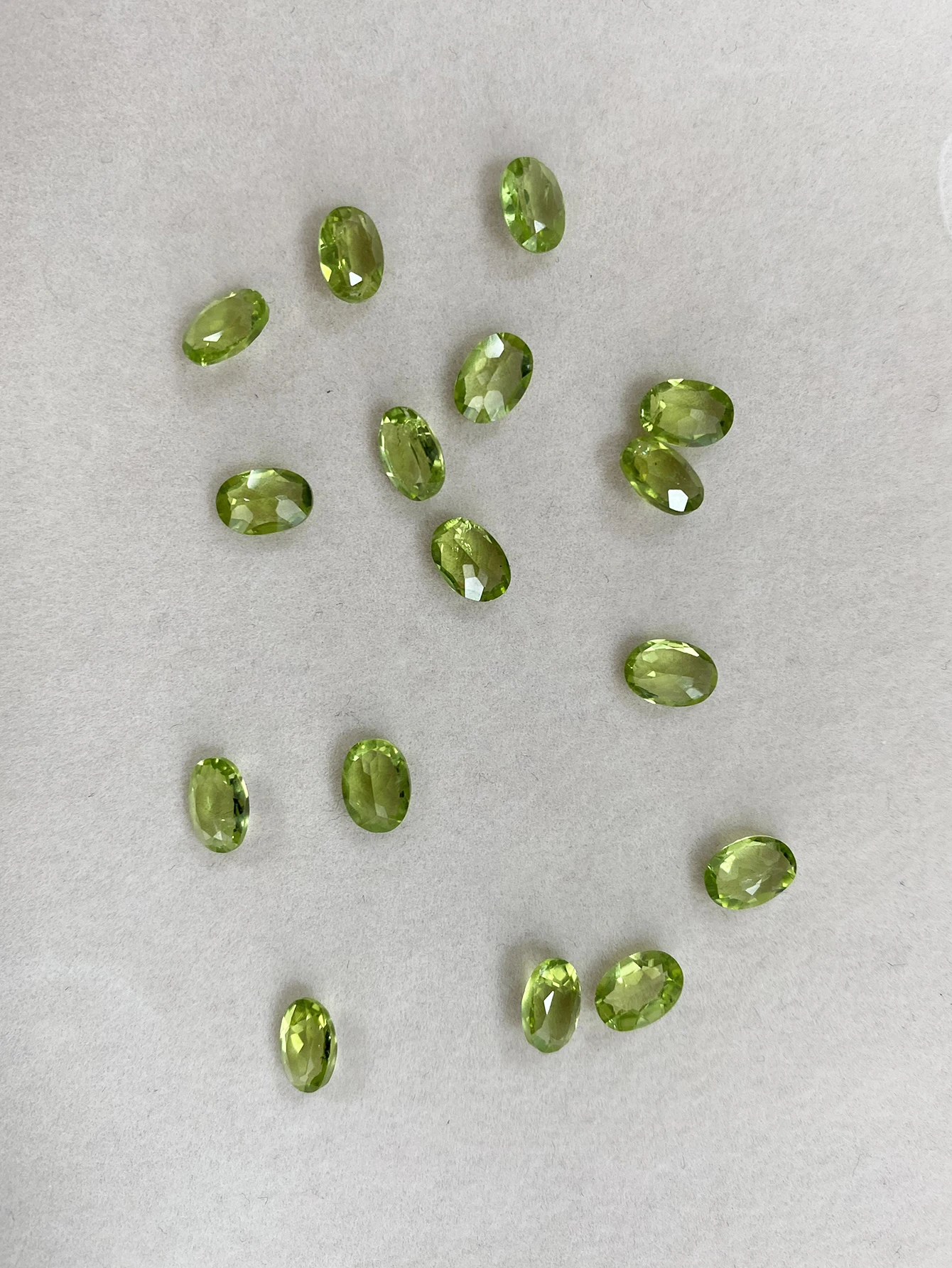 Venda por atacado de fábrica 100% natural olivina peridoto pedra solta gemas de corte redondo ​ para brinco, anel, colar, acessórios para fazer joias