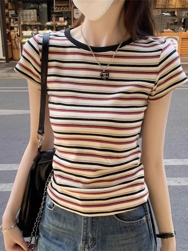 Retro amerykańska koszulka damska w paski, dopasowany krój, letni design, bluzka z odkrytymi ramionami.