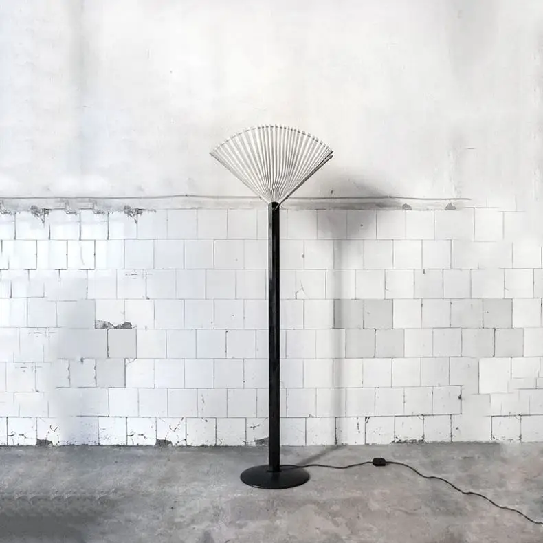 Opera d'arte creativa postmoderna a forma di ventaglio pieghettata su entrambi i lati