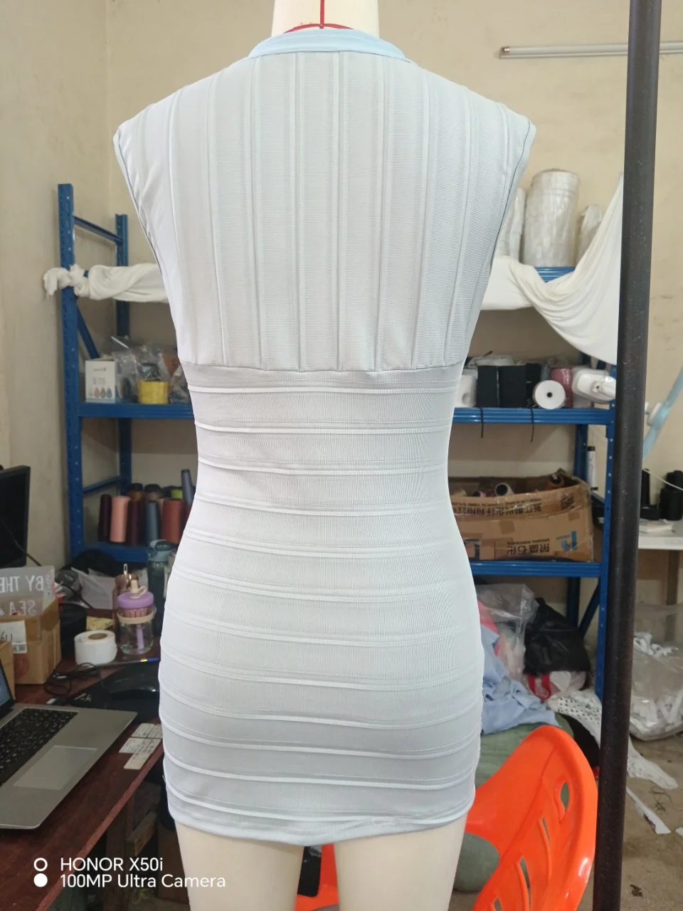 Europäisches und amerikanisches Kleid mit tiefem V-Ausschnitt, ärmellos, mit Reißverschluss, schmal geschnitten, im Spice-Girl-Stil, Partykleid mit Hüftbetonung, modisch und neu. – Detail 7