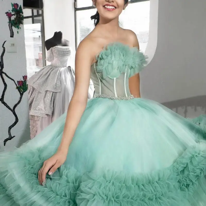 Robe de Quinceanera à la mode avec volants à plusieurs niveaux, robe plissée, ceinture sans bretelles, sur mesure, rouge