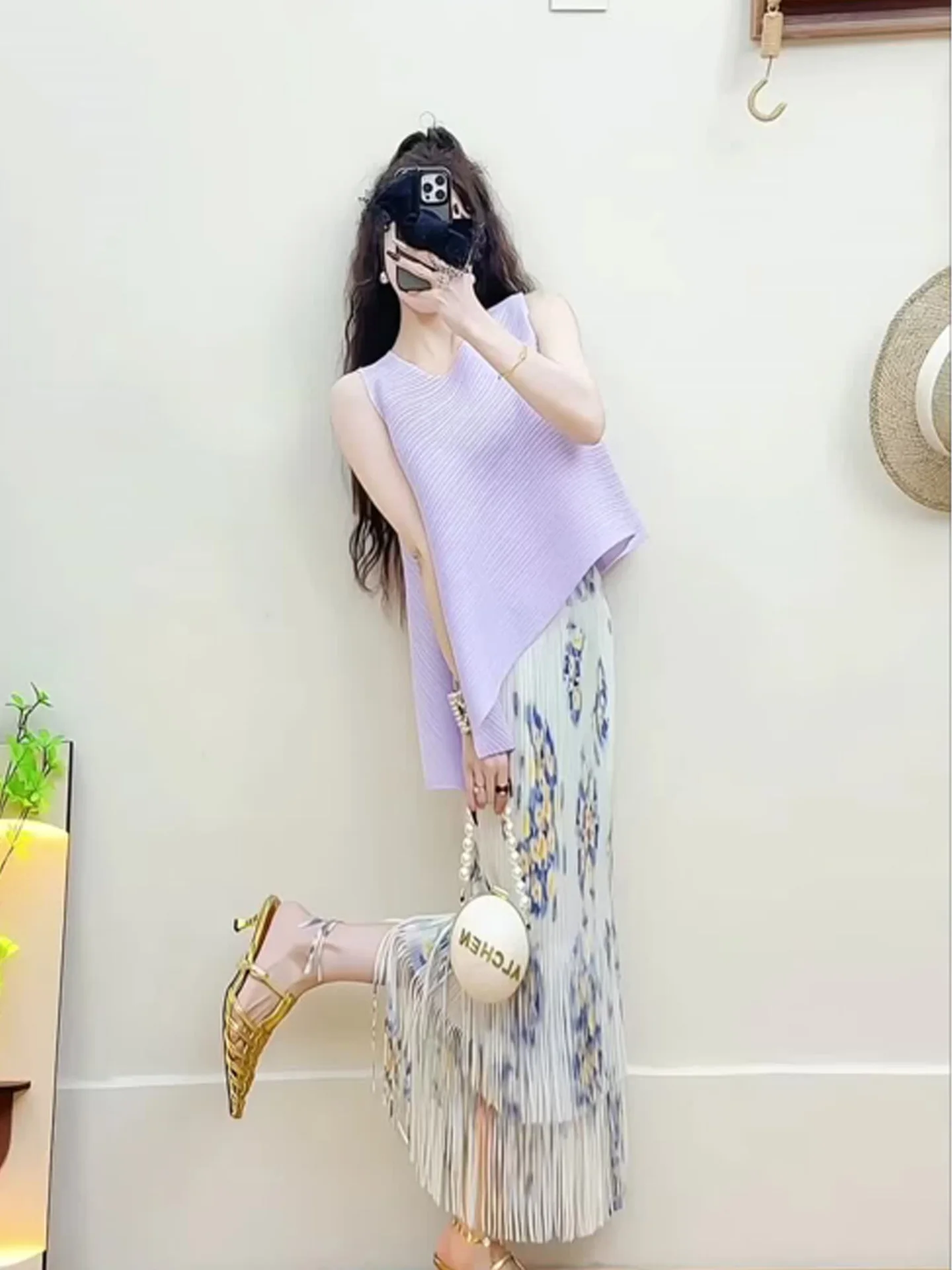 

Комплект из трехпластинчатого плиссированного топа без рукавов и асимметричной юбки с бахромой для женщин: модный, повседневный, шикарный