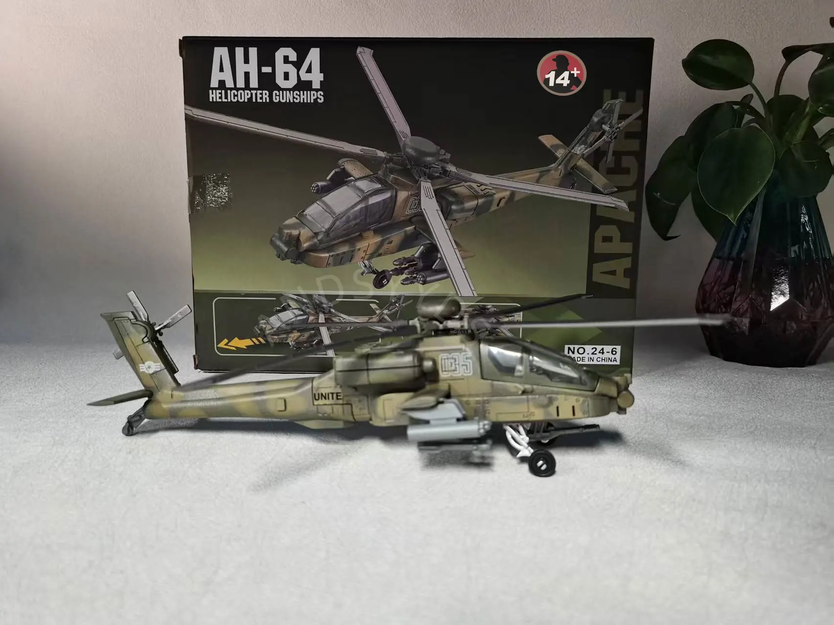 1/72 Scale Aircraft AH-64 Apache Attack Helicopter Model Plane AH64 ABS Plastic Assembled Toys Airplane Decoration Souvenir Gift