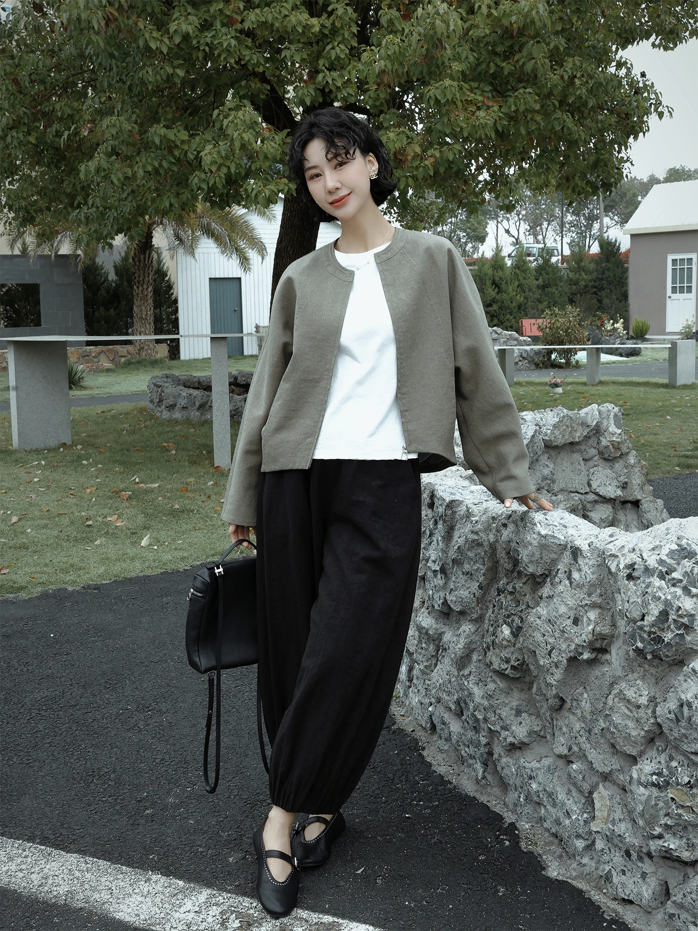 

Весенняя женская повседневная куртка на молнии с круглым вырезом и декоративными элементами, из смесового полиэстера, комфортного кроя