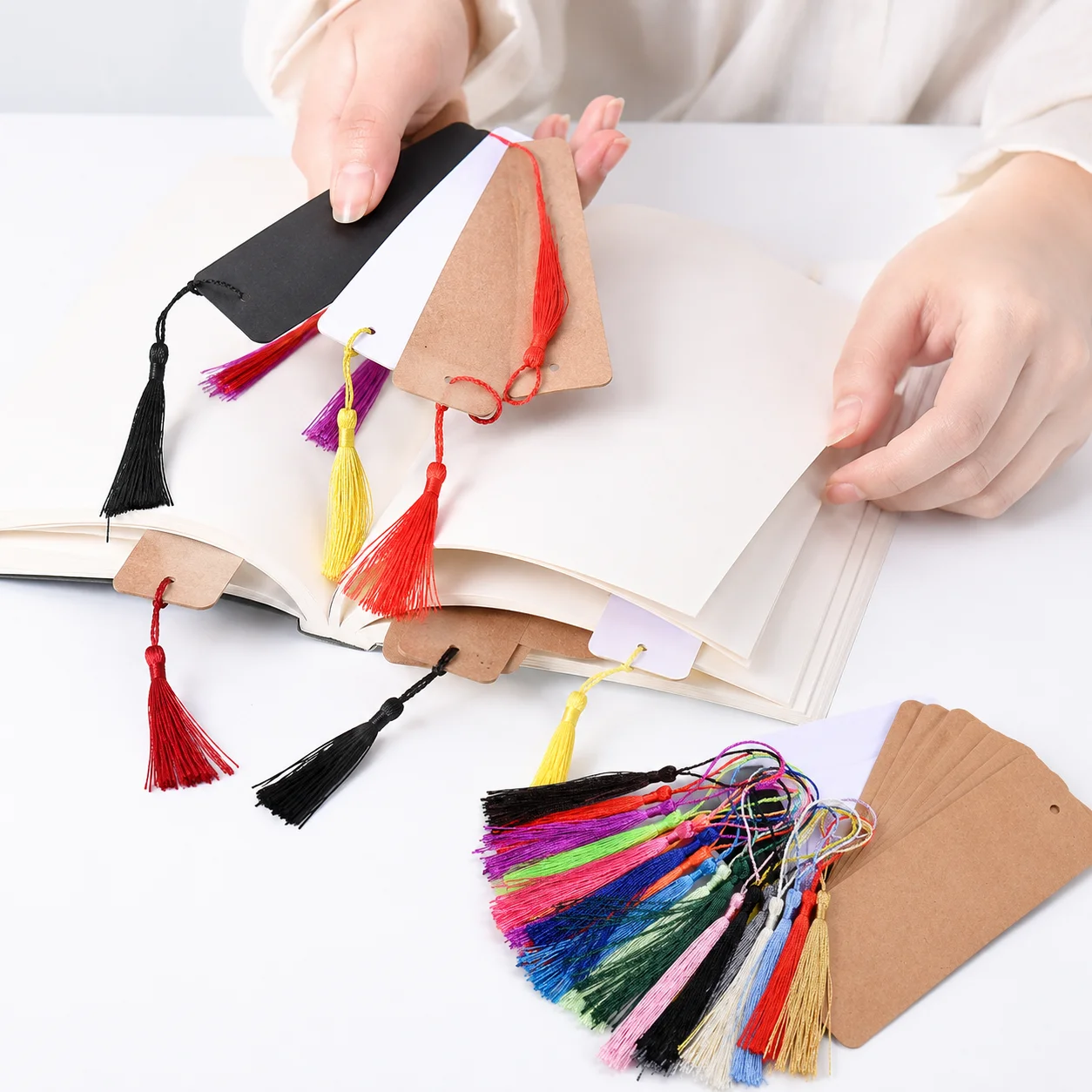 120 Stück Kraftpapier-Lesezeichen in Weiß und Schwarz, inklusive 60 bunten Quasten und 60 leeren Papier-Lesezeichen für DIY-Bastelarbeiten – Detail 1