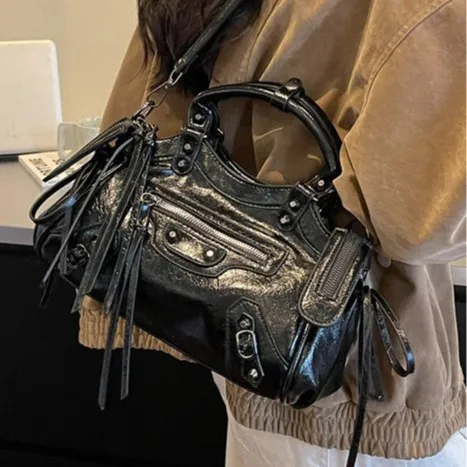 2026 early autumn new fashion versatile casual simple shoulder bag retro large capacity commuter messenger bag bag designer bag