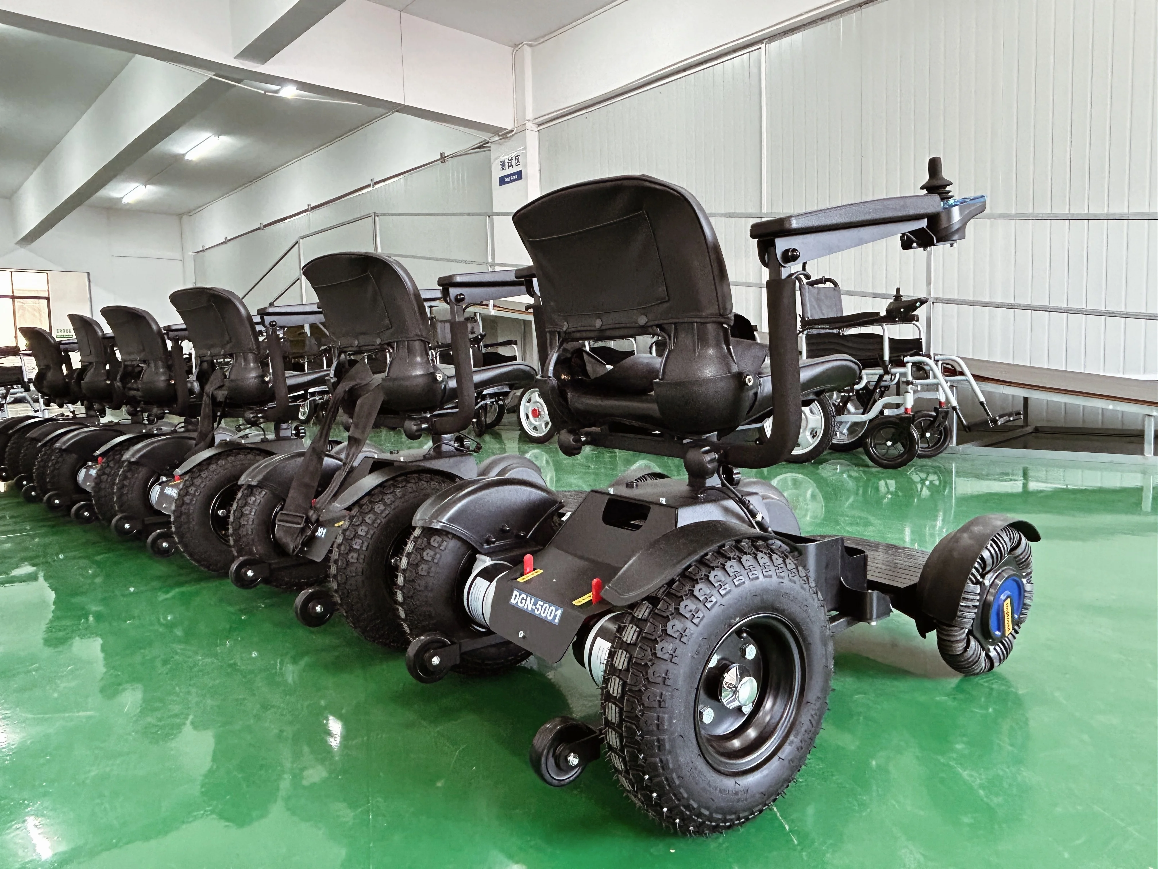 2024 High Quality Folding Electric  Class II for Fat Disabled Power Wheel Chair with 120 kg Load Capacity