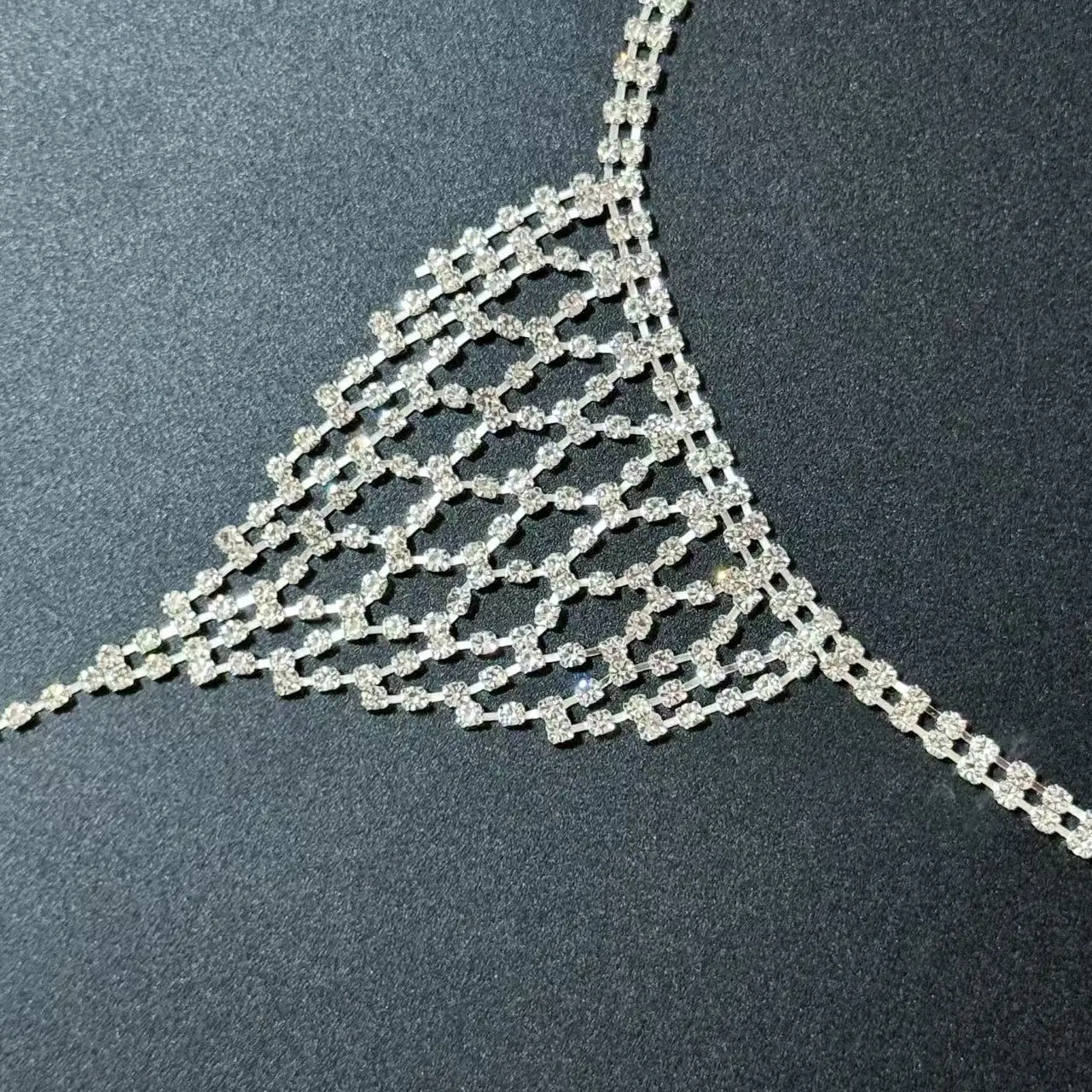 خاتم نسائي عصري مرصع بشرابة لامعة من حجر الراين مع سوار إصبع مناسب للارتداء اليومي