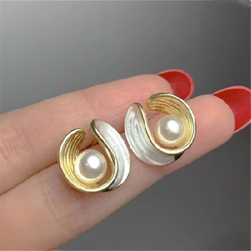 Nuevos pendientes irregulares de perlas de mejillón, pendientes de tuerca de flor blanca para mujer, regalos de joyería para fiesta y boda románticos creativos coreanos