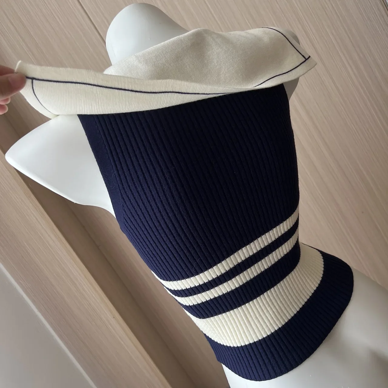 Sleeveless knitted vest women's summer new sweet cool bow strap fashion blue and white color matching striped short top.