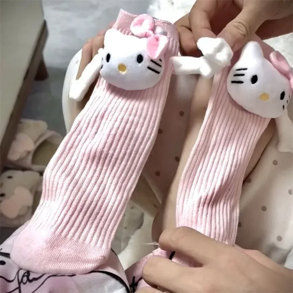 Miniso Hello Kitty calcetines Anime rosa atracción magnética mano en mano calcetines dibujos animados estudiante invierno medio tubo cálido apilamiento calcetines