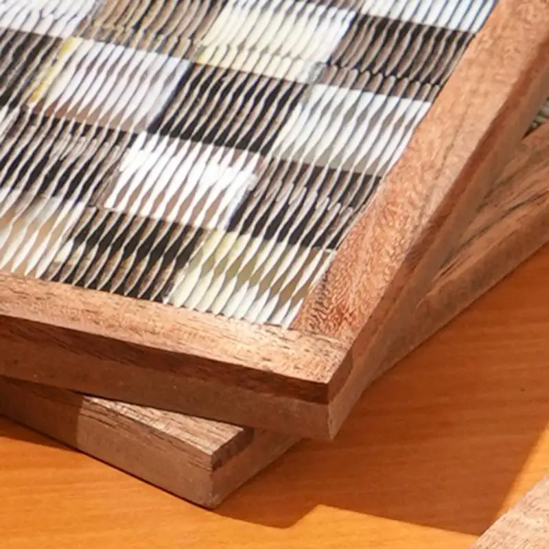 مجموعة من قواعدين على شكل قرن مع حواف من خشب الساج