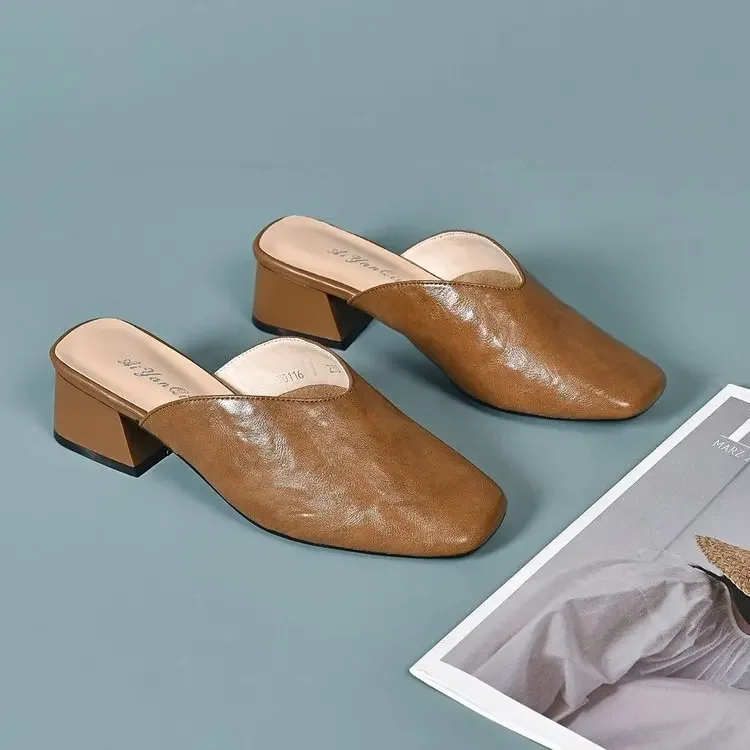 Damen Retro Mules mit eckiger Zehenpartie und klobigem Absatz, bequeme Slip-On-Sandalen aus weichem Leder, geeignet für Alltag und Büro 2026 – Detail 10