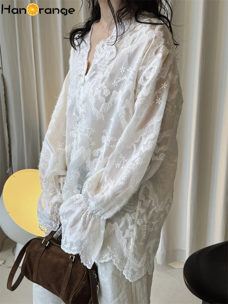 HanOrange 2026 أوائل الربيع الخامس الرقبة منظور التطريز الدانتيل قميص المرأة ثلاثية الأبعاد زر أعلى المشمش