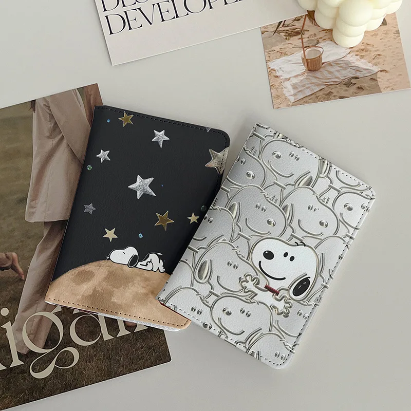 Snoopy ผู้ถือหนังสือเดินทางแฟชั่นผู้ชายผู้หญิงหนัง Pu อุปกรณ์เสริมการเดินทาง ID บัตรเครดิตเอกสารหนังสือเดินทางกระเป๋าสตางค์กระเป๋า