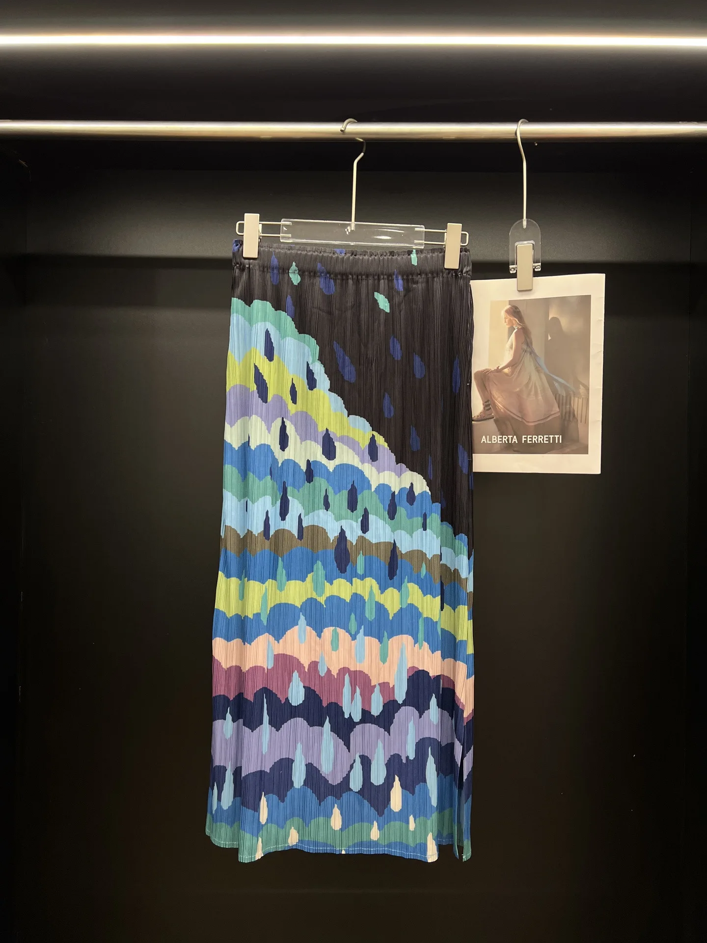 Mezza gonna casual a pieghe Miyake 2025 Estate nuova mezza gonna stampata allentata elasticizzata dal design alla moda