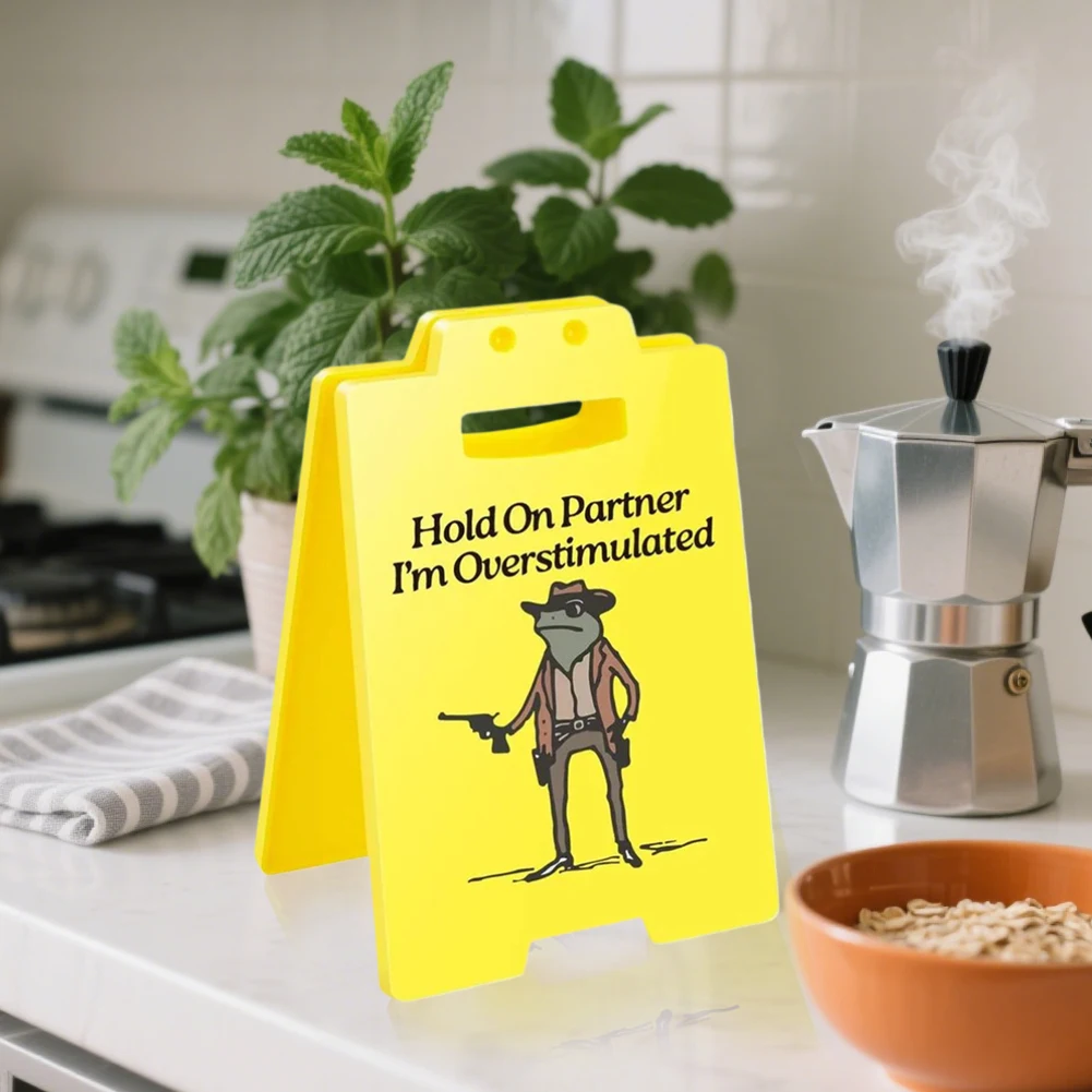 Hold On Partner I'm Overstimulated 面白いデスクサイン デスク装飾 オフィスデスクサイン オフィス装飾 オフィス用
