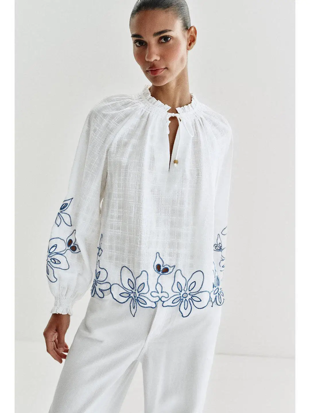 

Весенняя новинка: Женская блузка с длинным рукавом, круглым V-образным вырезом, вышивкой, ажурными цветочными вставками, свободного кроя, в стиле колор-блок, из полиэстера